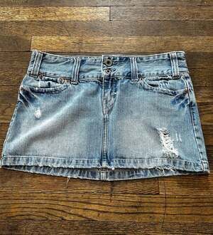 Vintage American Eagle Y2K Distressed Low Rise Denim Mini Skirt Size 4